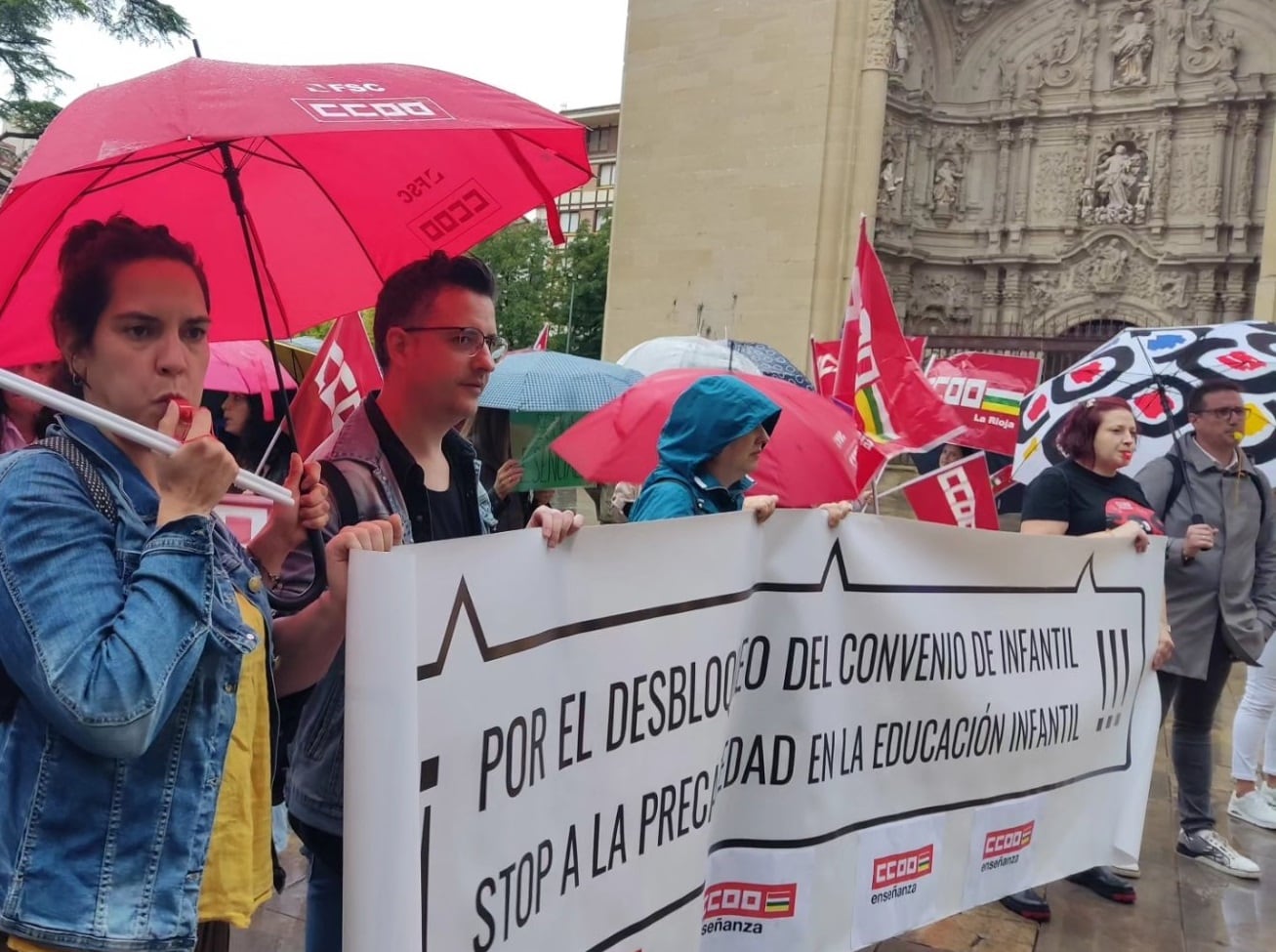 Trabajadores del sector de la educación infantil reclaman ante la sede de la Federación de Empresas de La Rioja un nuevo convenio colectivo | Federación de Enseñanza de CCOO de La Rioja.