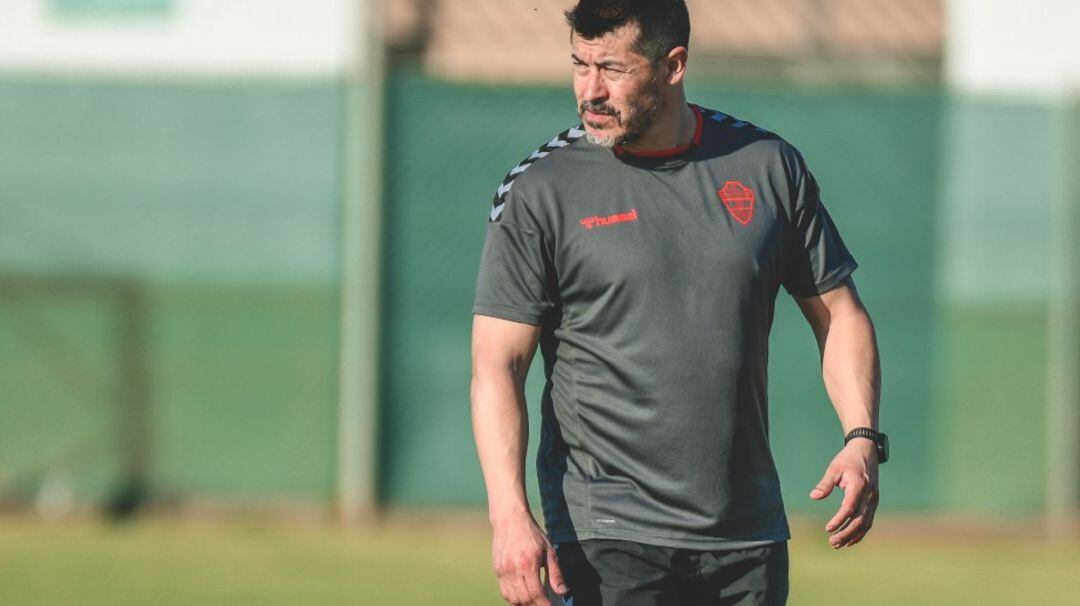 Almirón durante un entrenamiento del Elche