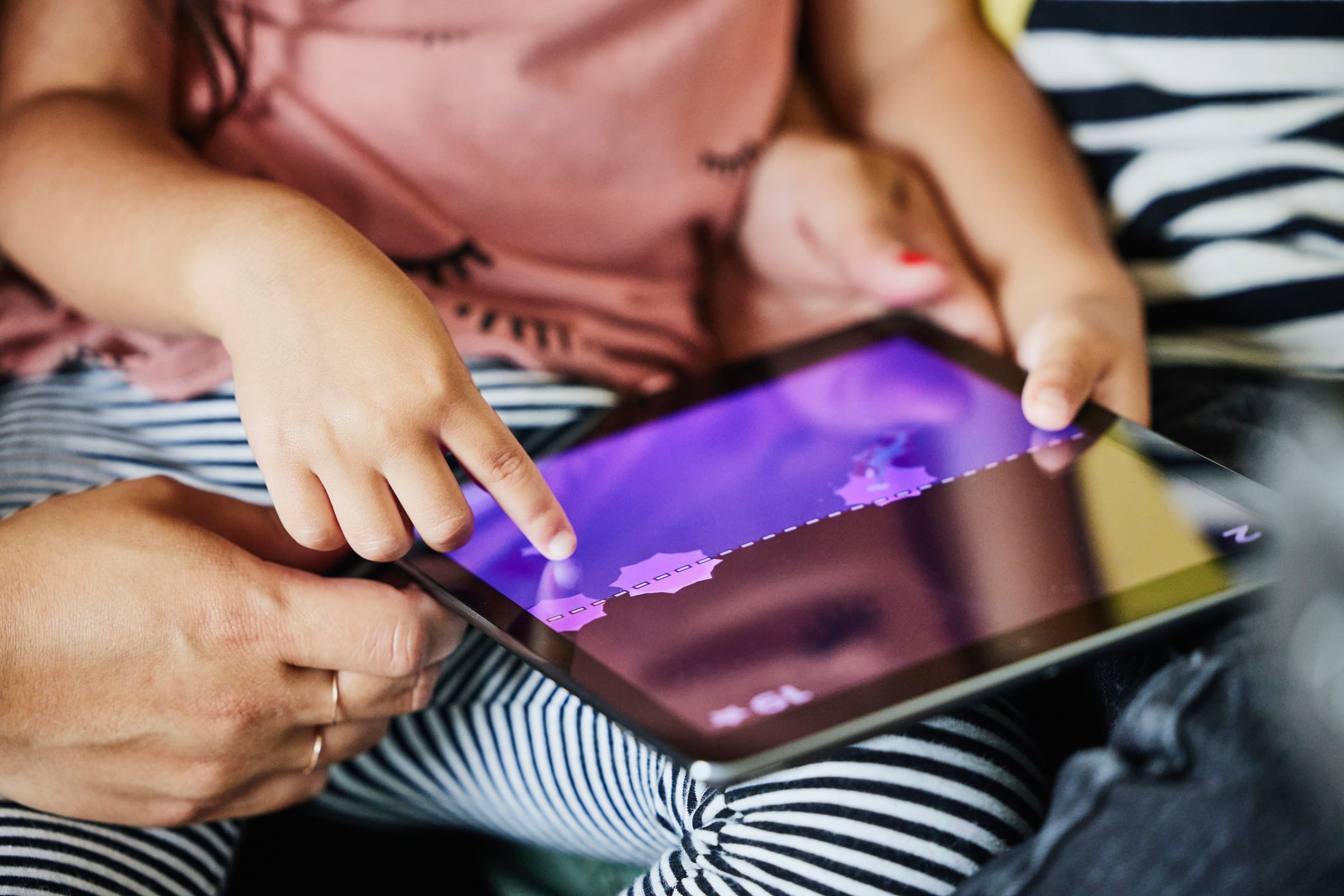 Niña jugando con una tablet