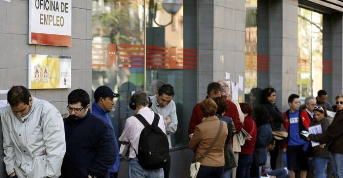 Personas a las puertas de una oficina de empleo