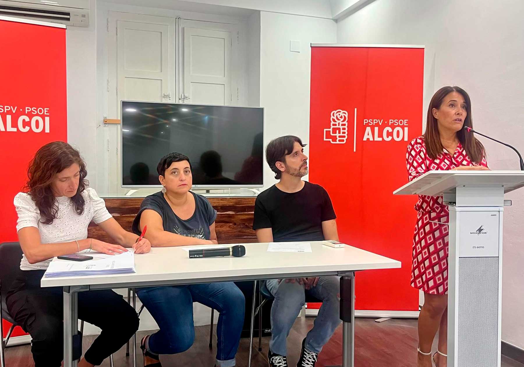 Lorena Zamorano, nueva secretaria general, dirigiéndose a los asistentes a la asamblea del PSPV-PSOE d&#039;Alcoi