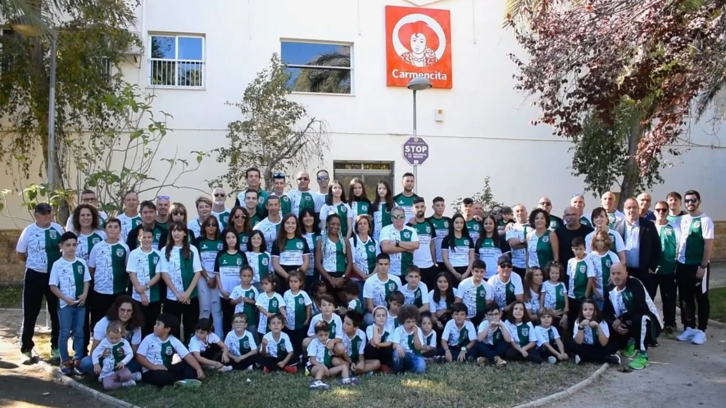 Foto de familia del C. A. Novelda Carmencita