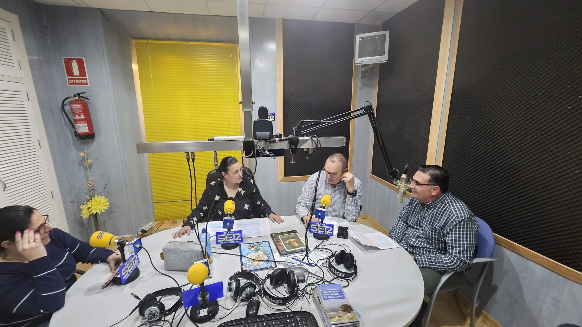 Representantes de la Cofradía de la Expiración en nuestros estudios, durante el programa Estación de Penitencia