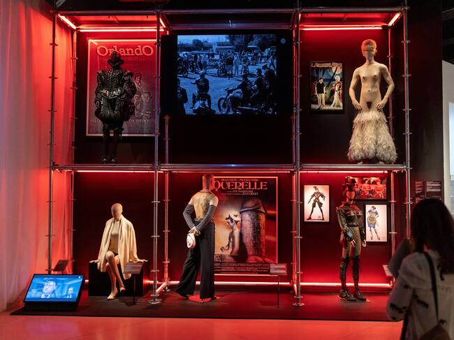 GRAF9738. MADRID, 17/02/2022.- Vista de alguno de los trajes que forman parte de la exposición "Cine y moda. Por Jean Paul Gualtier" en el Caixaforum de Madrid este jueves. La exposición presenta 80 prendas icónicas de Audrey Hepburn, Sharon Stone o Madonna donde Jean Paul Gaultier plasma su mirada sobre el cine y la moda. EFE/Rodrigo Jiménez