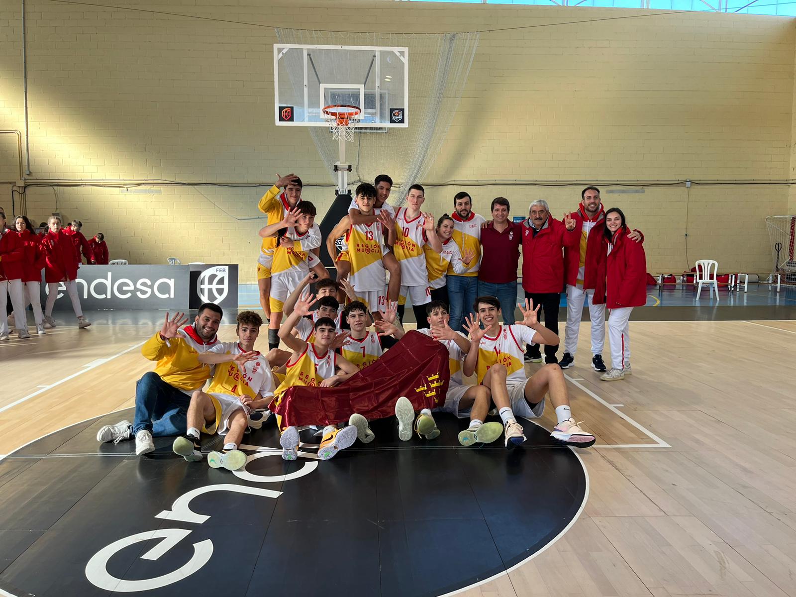 La Selección Cadete Masculina de baloncesto de la Región de Murcia tras su quinto puesto en el autonómico