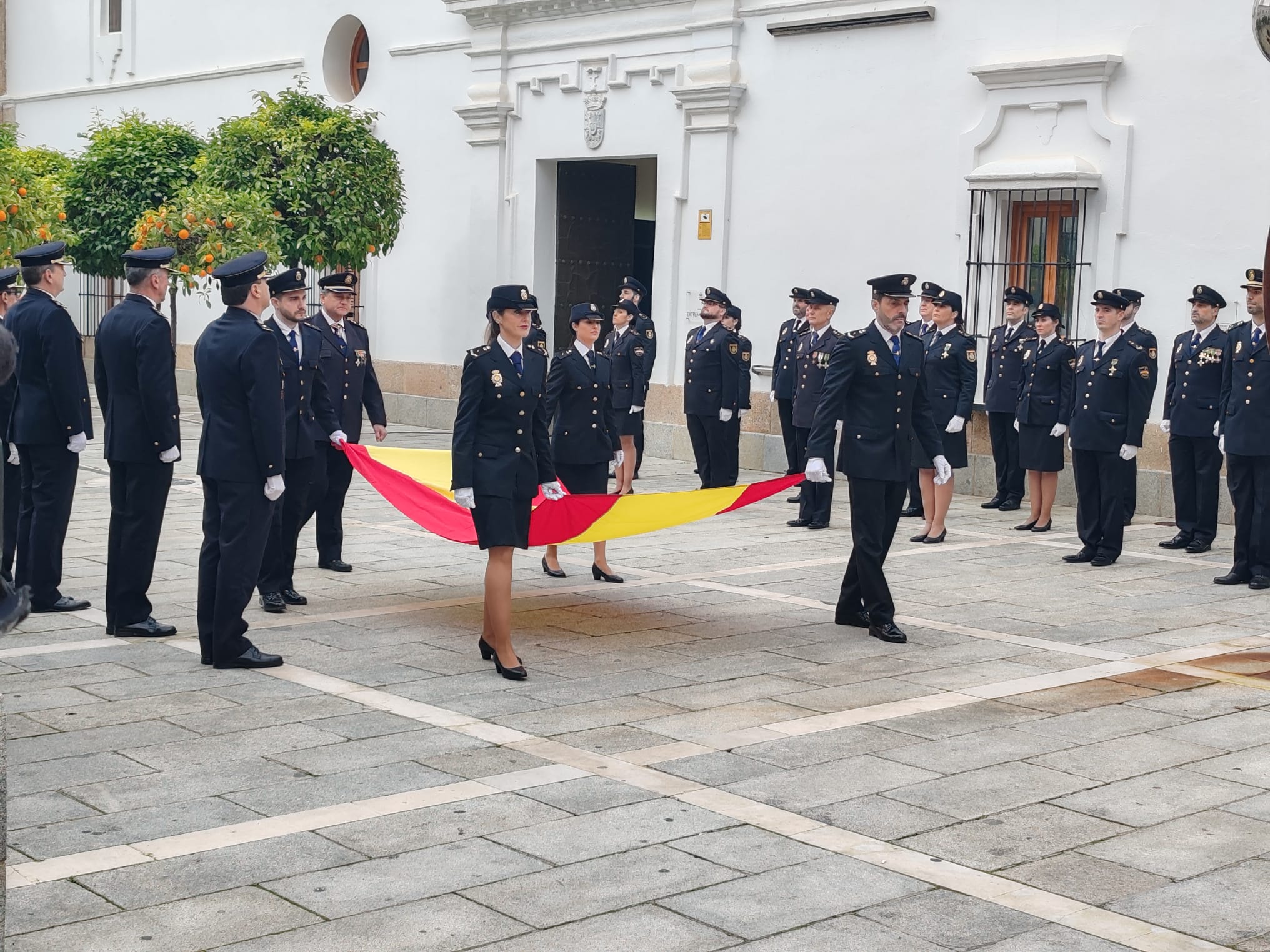 Izado de Bandera en el Patio de los Naranjos de la Asamblea de Extremadura en la conmemoración del bicentenario de la creación del CPN