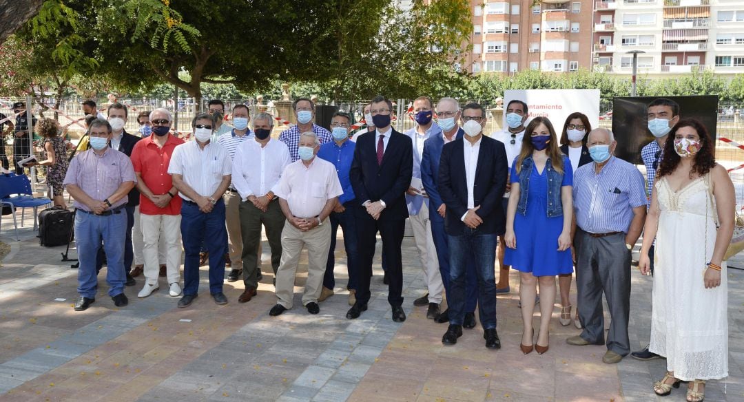 El alcalde de Murcia, José Ballesta, junto a varios concejales, durante la presentación del proyecto medioambiental de transformación &#039;Murcia Río II&#039;