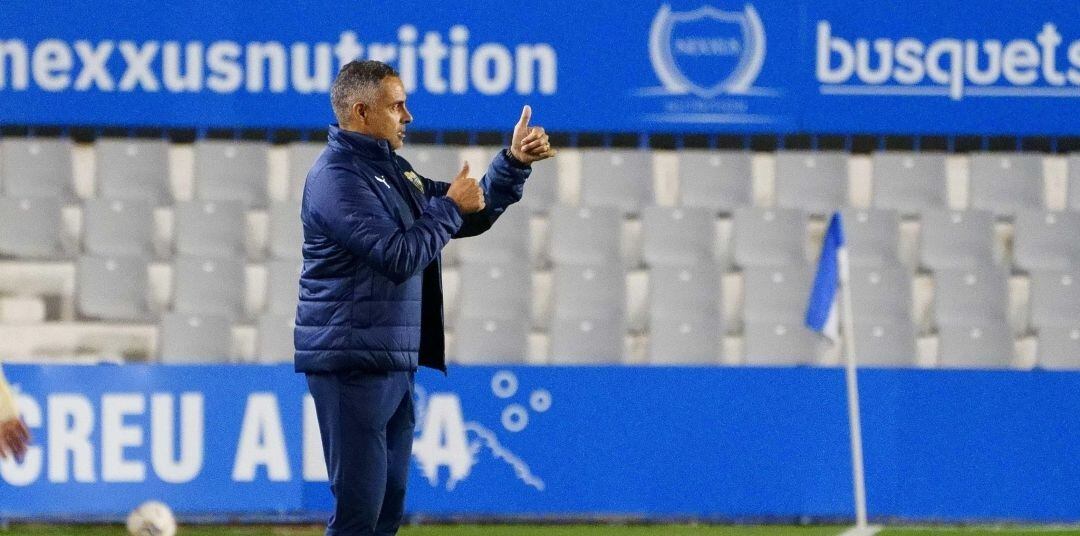 José Gomez animando al equipo en la Nova Creu Alta.