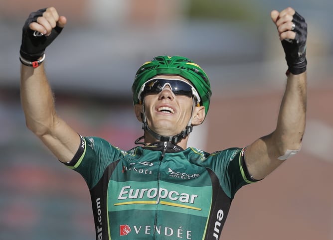 El francés Pierre Rolland (Europcar) celebra tras ganar la undécima etapa del Tour de Francia, entre Albertville y La Toussuire-Les Sybelles, el jueves, 12 de julio de 2012.