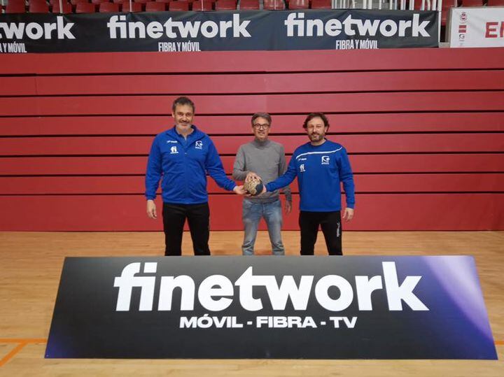 El presidente del Elda Prestigio, Manolo Pastor, flanqueado por Antonio Mateo (D) y José Miguel Cantos