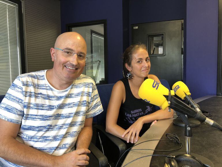 El director, Miguel Ángel Fernández-Llamazares, y la pianista, Elisa Rapado, se han pasado por los estudios de Radio León