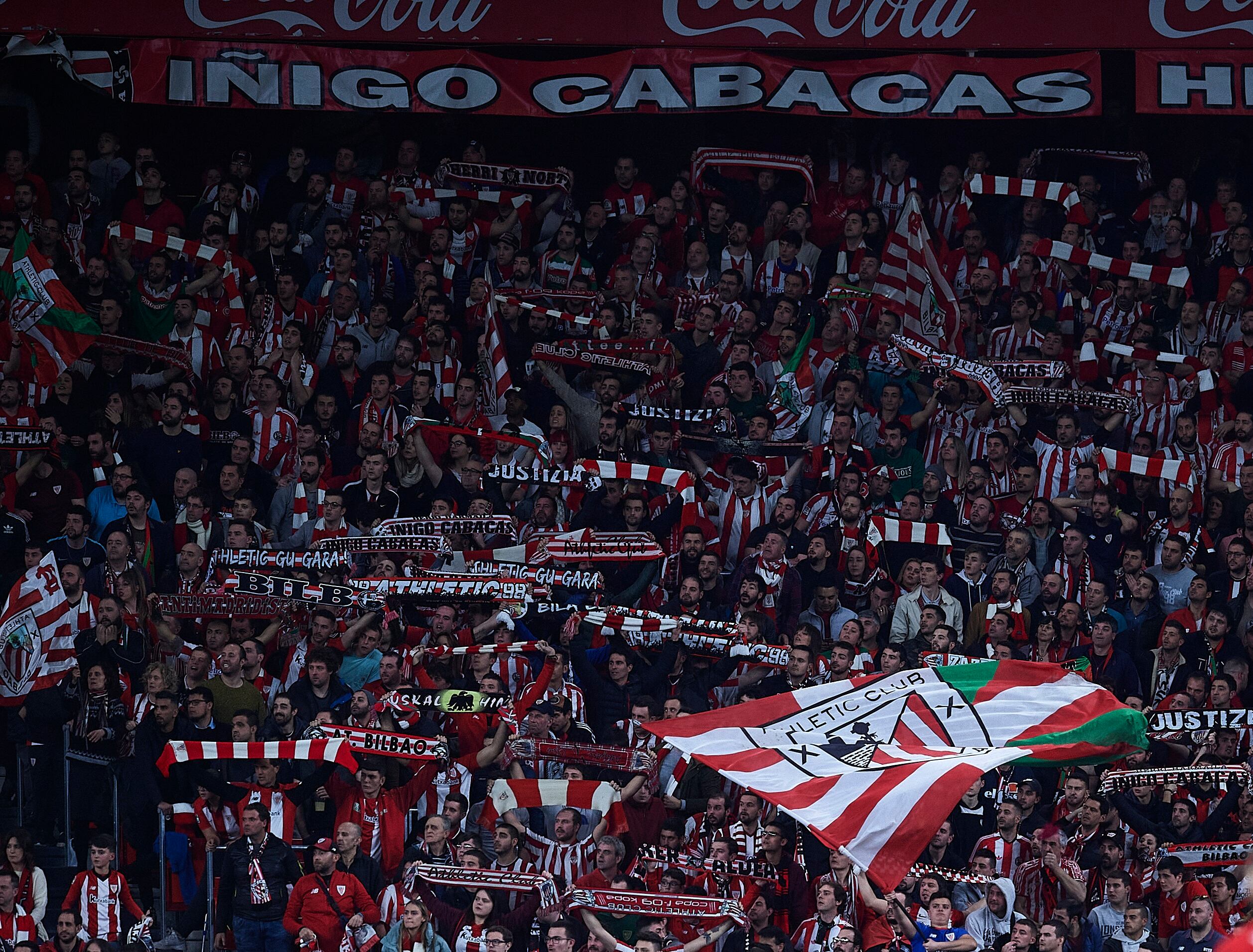 Parte de la grada de animación de San Mamés celebra un gol del Athletic