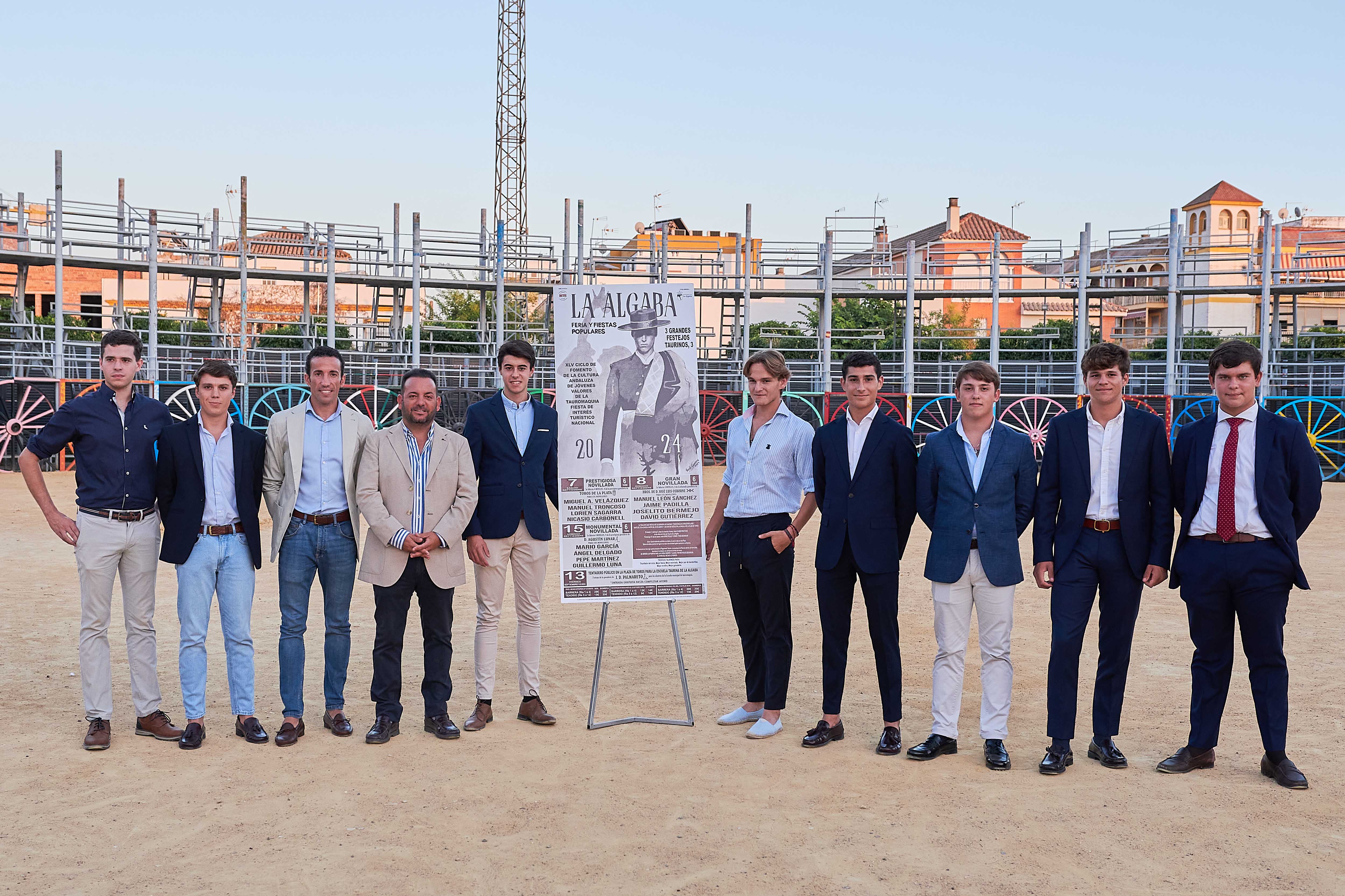 Foto de familia durante la presentación de los carteles taurinos de La Algaba