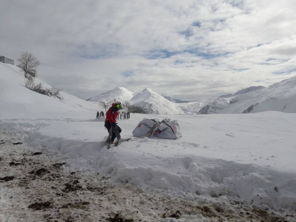El helicóptero lleva provisiones y medicamentos a Tresviso