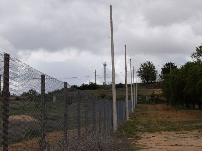 Los postes de hormigón para el cableado aéreo y la ubicación de los nuevos puntos de luz han generado la polémica en Sotillo de la Ribera