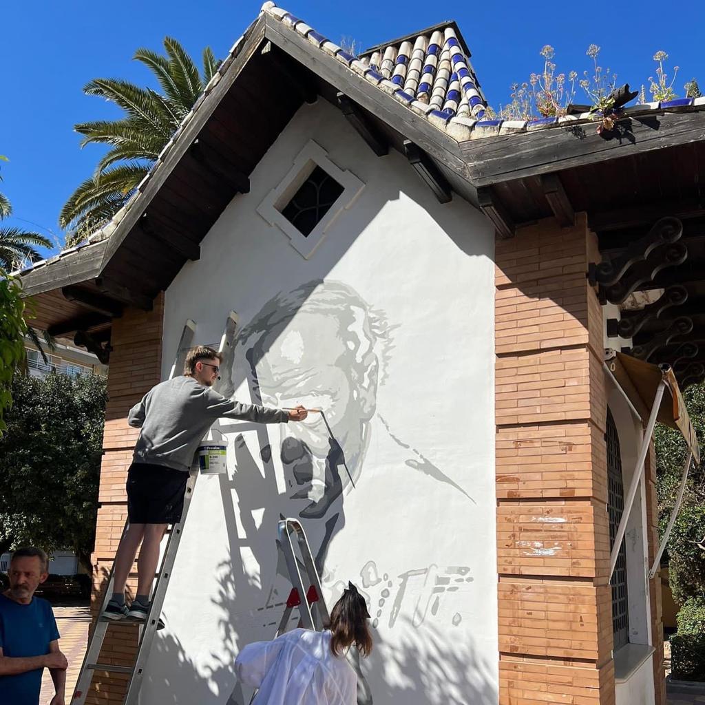 Artista trabajando en la pintura mural en homenaje al célebre guitarrista Diego del Gastor