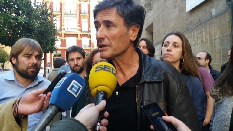 El diputado de Podemos en la Junta General, Enrique López, arropado por sus compañeros de formación, comparece tras ser absuelto por el TSJA en el caso de &quot;los nueve de Jovellanos&quot;.