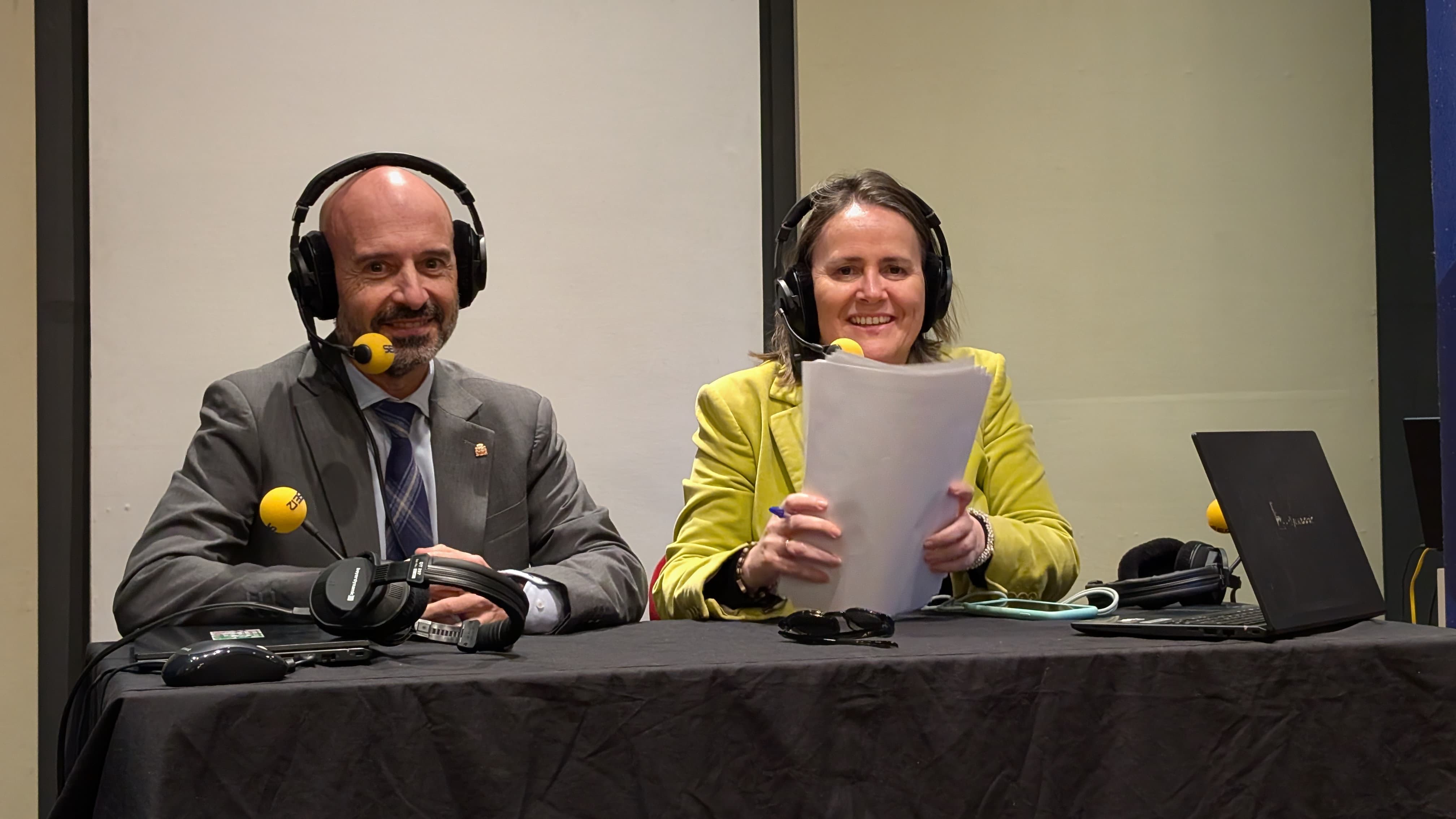 Javier Salas, subdelegado del Gobierno en Málaga y Esther Luque, periodista de la Cadena SER