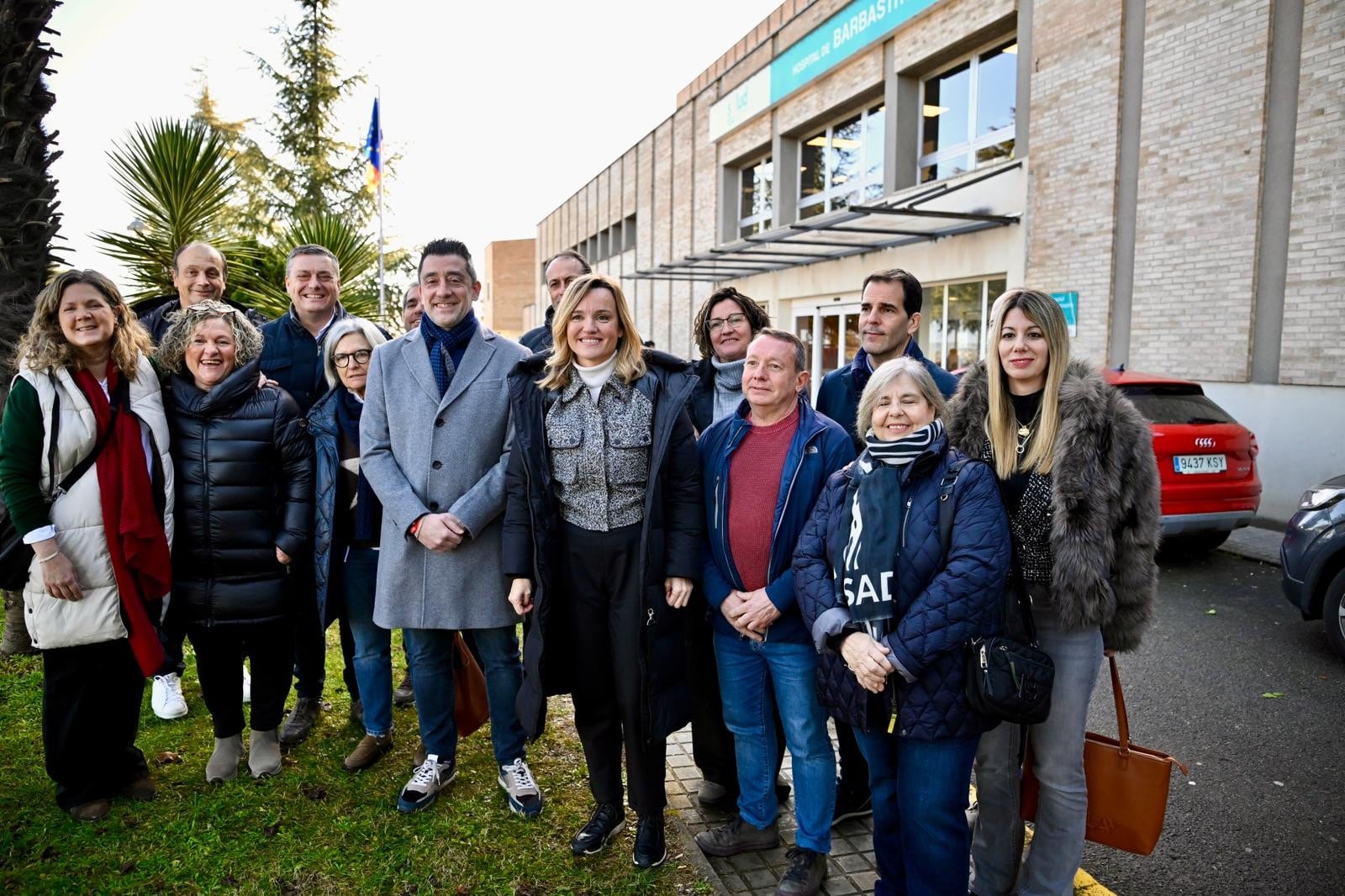 Pilar Alegría a las puertas del hospital Barbastro. Foto: Marcos Cebrián