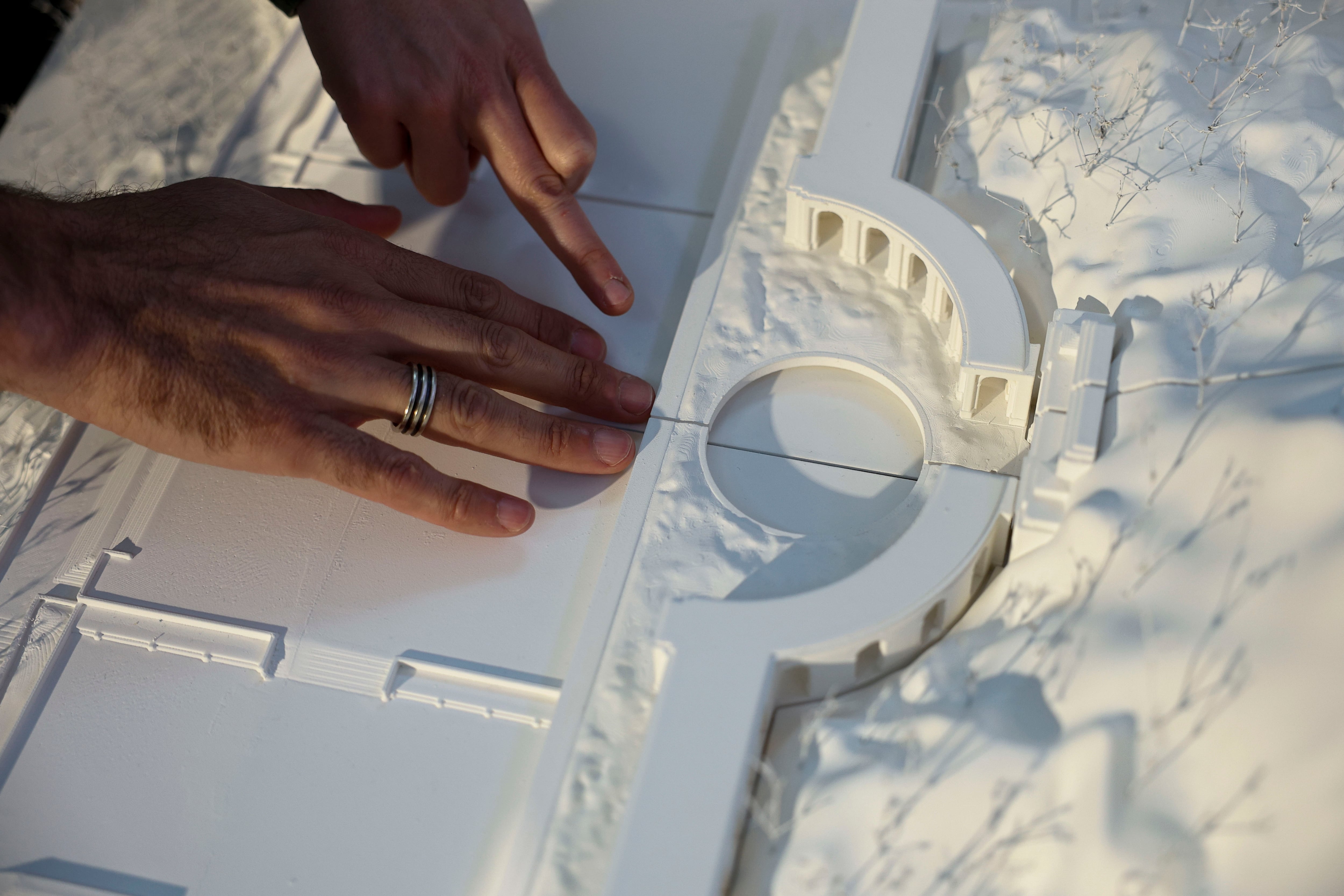 MADRID, 11/11/2025.-  Maqueta del proyecto 'La base y la cruz' que ha sido elegido este martes por un jurado como ganador del concurso internacional convocado por el Gobierno para resignificar el Valle de Cuelgamuros, antiguo Valle de los Caídos, en aplicación de la Ley de Memoria Democrática. EFE/ Rodrigo Jimenez