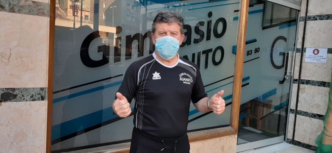 Juan López &#039;Juanito&#039; en la puerta de su gimnasio, en el centro de Eibar