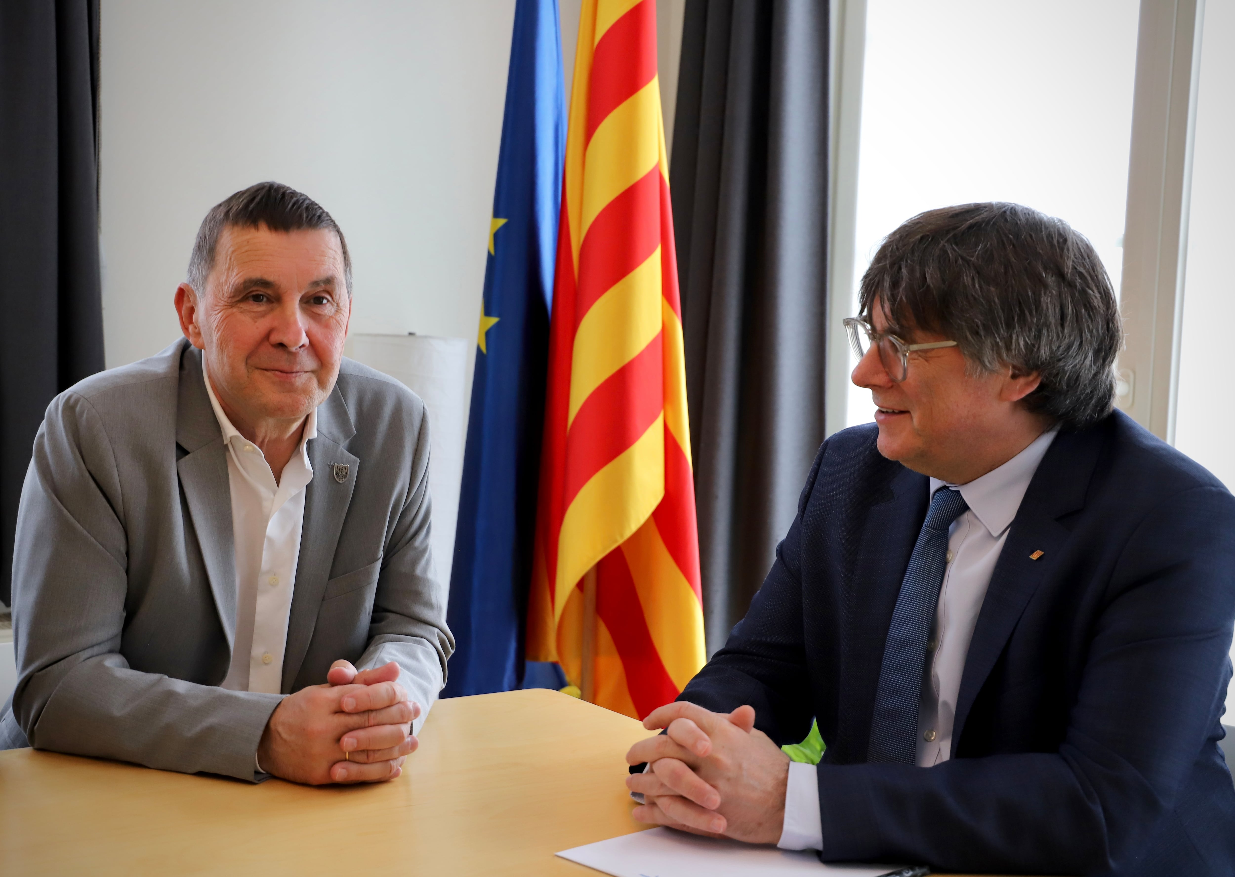 El expresident catalán Carles Puigdemont (d), ha recibido este martes en Waterloo (Bélgica) al líder de EH Bildu, Arnaldo Otegi