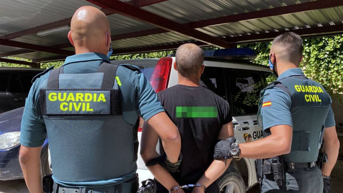 La Guardia Civil detiene a una persona dedicada a cometer atracos en Cieza