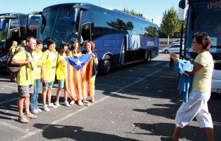 Lleidatans immortalitzant el moment just abans de pujar als autocars que va posar l'ANC en una altra Diada per anar a Barcelona.