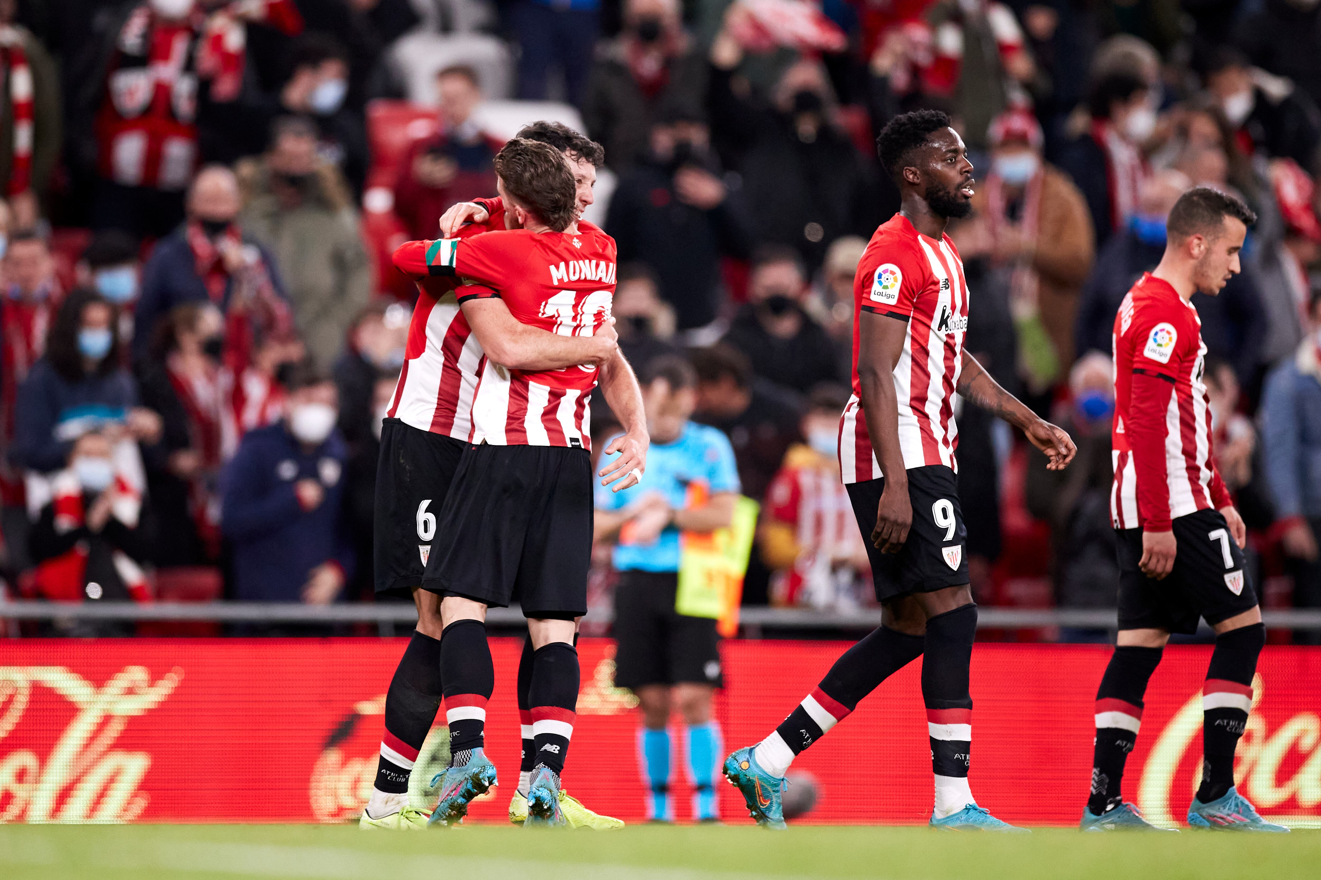 Iker Muniain celebra junto a Mikel Vesga el primer gol del partido