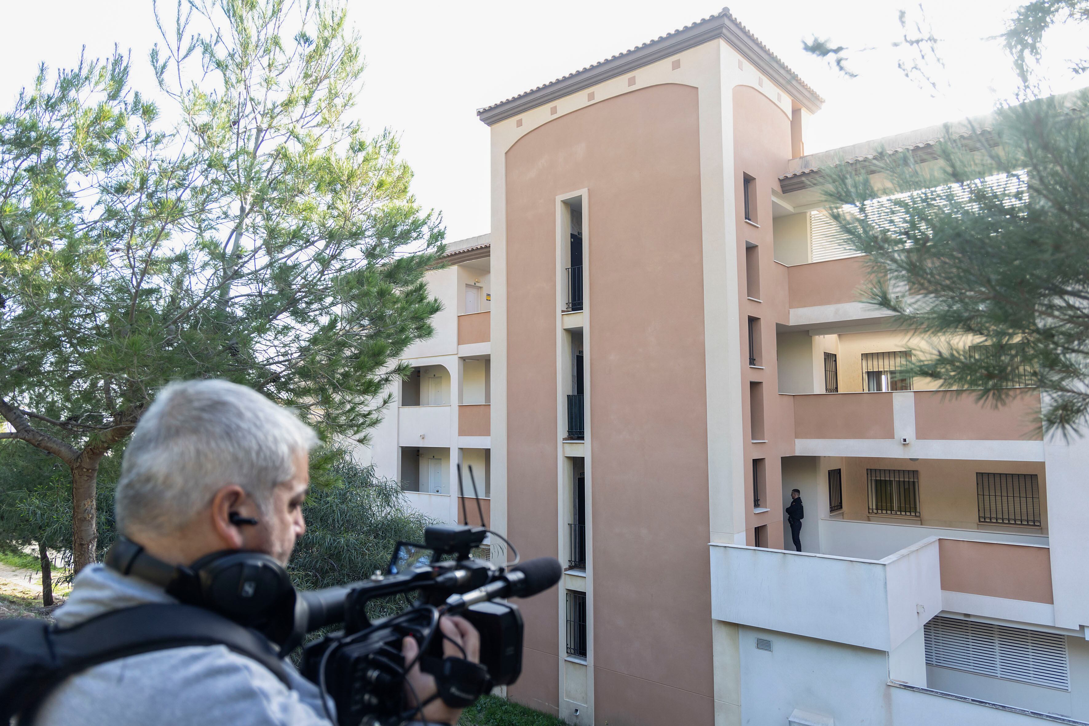 MÁLAGA, 03/12/2024.- Una cámara de televisión graba el acceso a la vivienda donde esta madrugada ha sido asesinada una mujer en la localidad malagueña de Benalmádena y por la que ha sido detenido un hombre de 38 años. Un hombre de 38 años ha sido detenido por la Policía Nacional después de matar presuntamente esta madrugada a puñaladas a su hermana en la localidad malagueña de Benalmádena, han informado a EFE fuentes policiales. EFE/ Daniel Pérez
