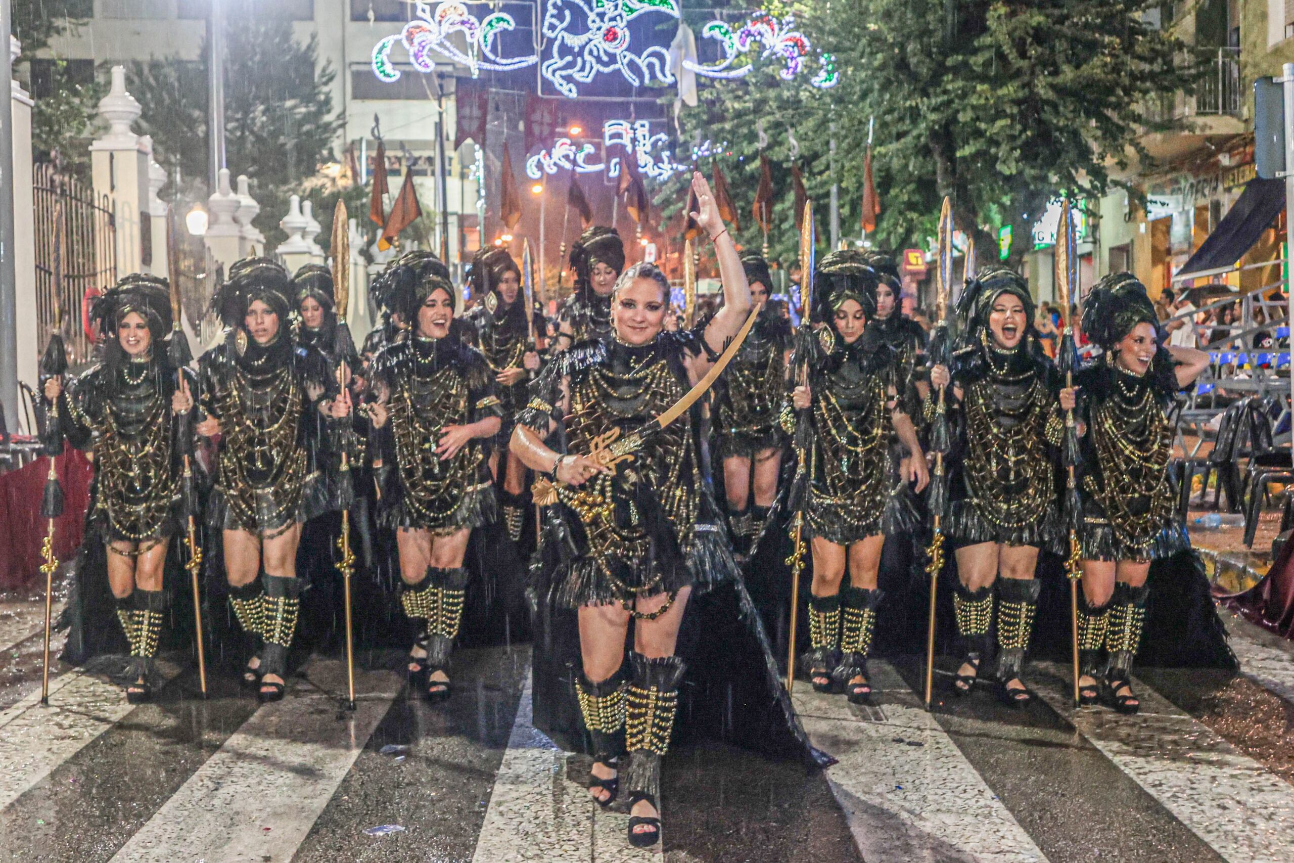 Escuadras de Elda desfilando bajo la lluvia durante la Entrada Cristiana