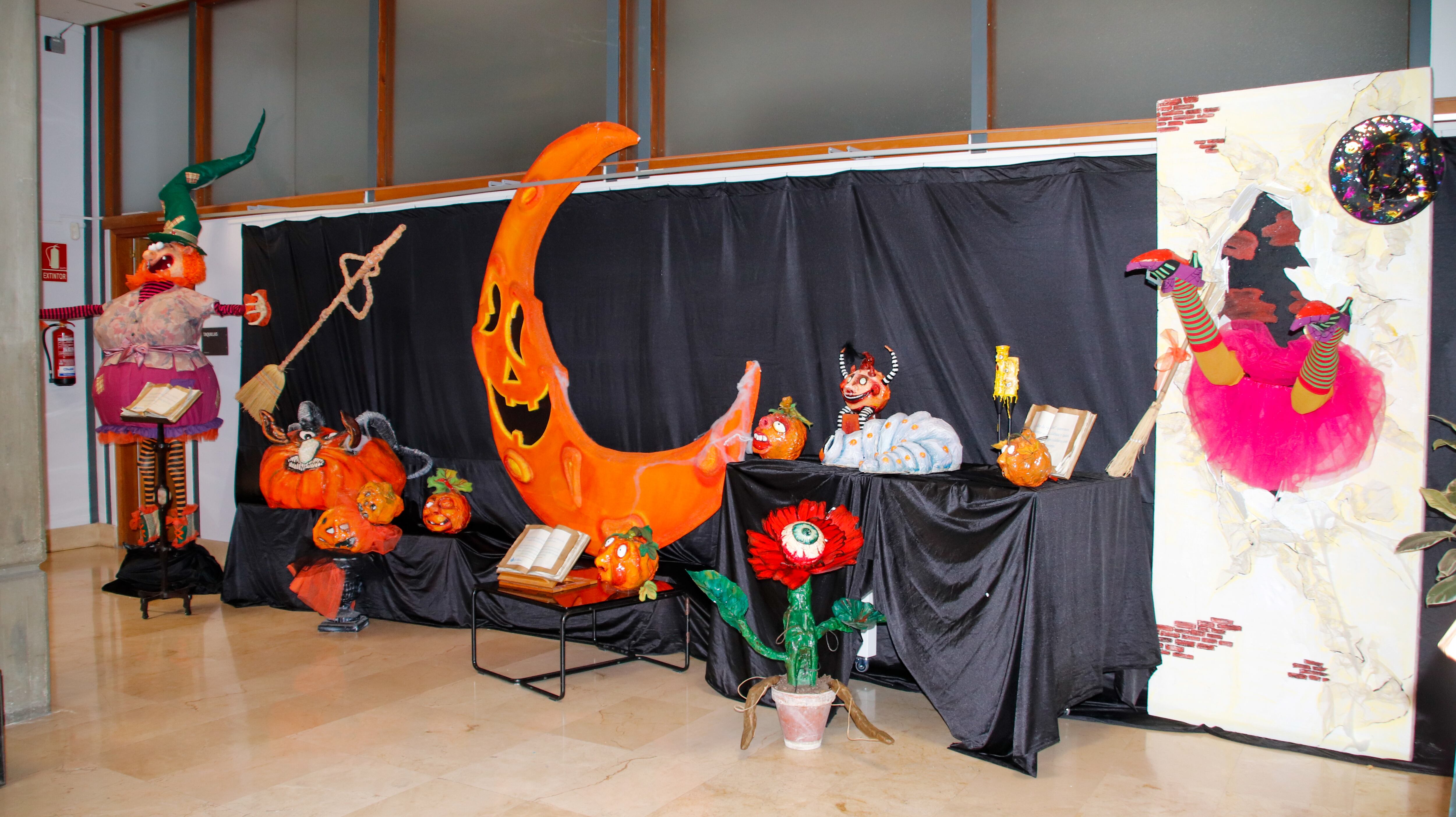 Parte de la exposición que puede visitarse en la Biblioteca Pública