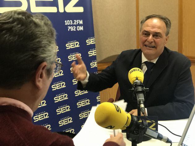 Antonio Becerra, de Alianza Sevilla, junto a Salomón Hachuel, en los estudios de Radio Sevilla durante la entrevista en Hoy por Hoy Sevilla