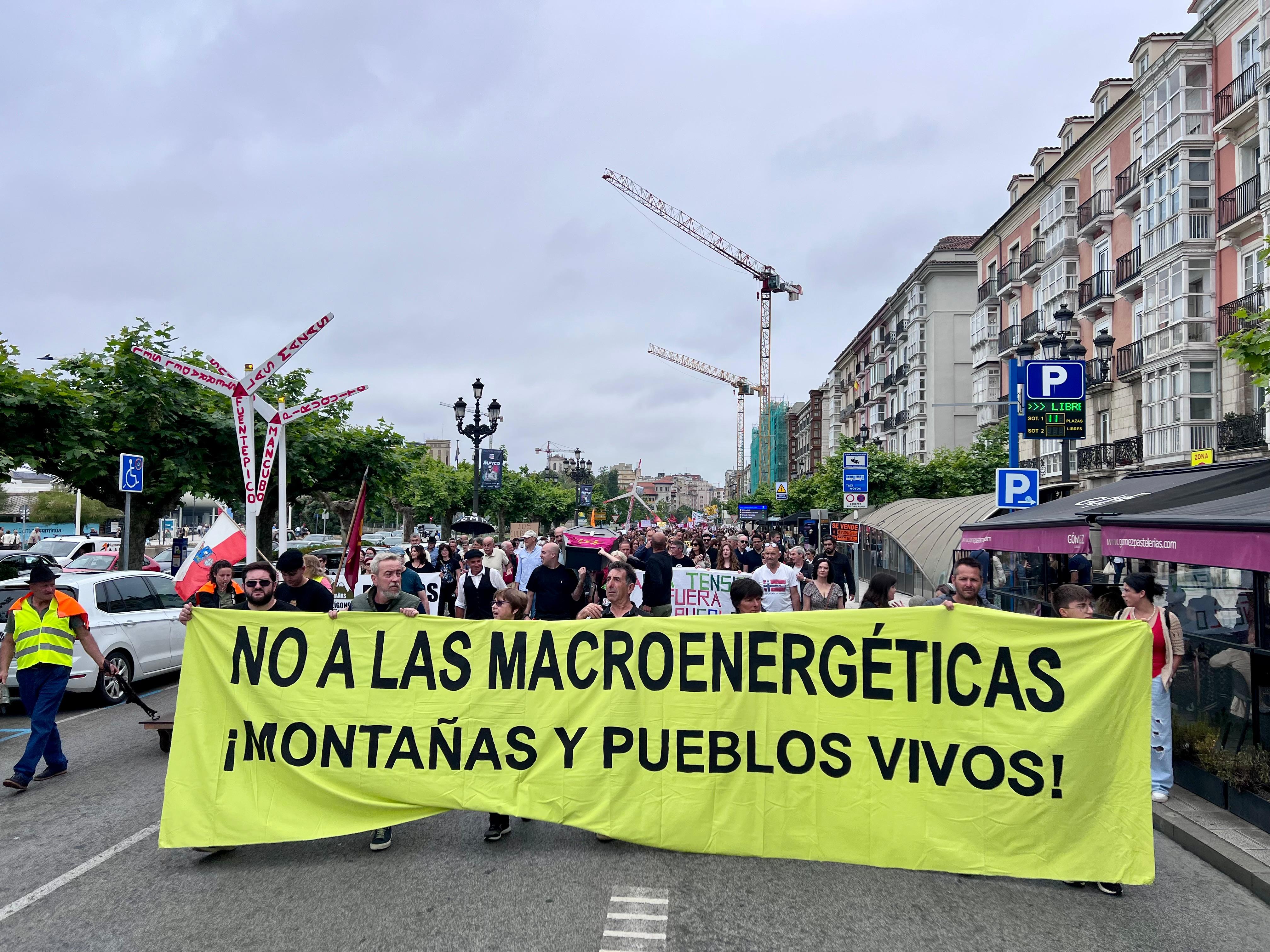 Manifestación en Santander en contra de los polígonos eólicos y las plantas de biogás
