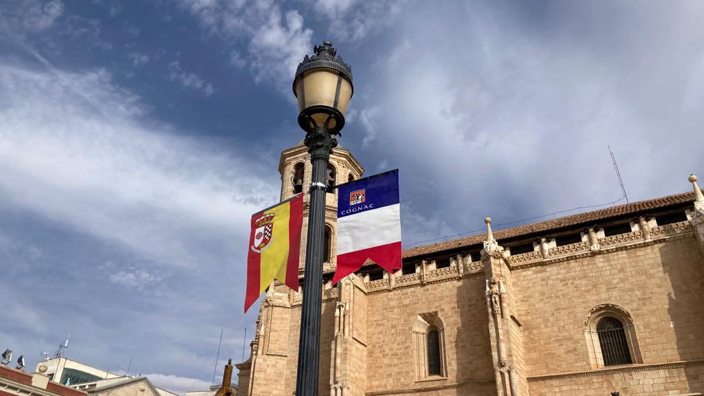 Imagen de las banderolas instaladas en la Plaza de España (Ciudad Real)