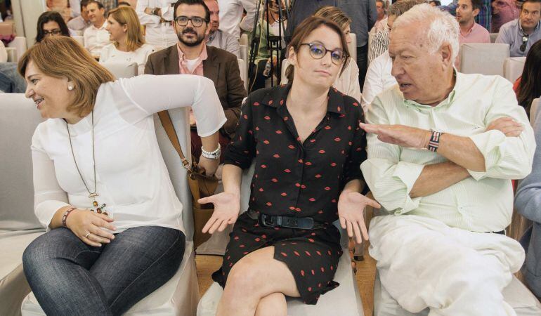 El ministro de Asuntos Exteriores en funciones, José Manuel García Margallo (d), junto a la vicepresidenta de Estudios y programas, Andrea Levy y la presidenta del PPCV, Isabel Bonig (i) durante la clausura del acto de inicio del curso político del PPCV e