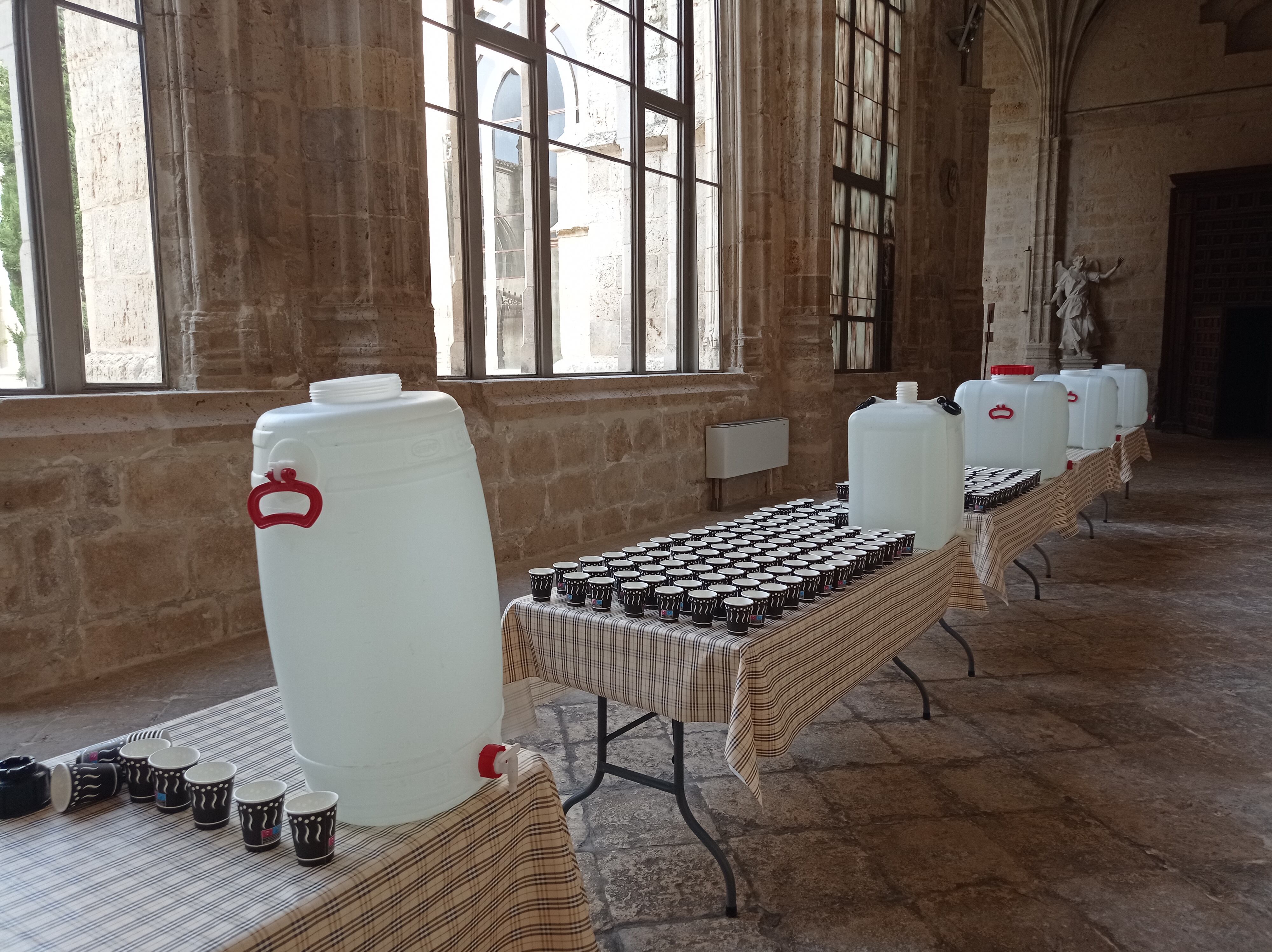 Se ha habilitado el Claustro de la Catedral de Palencia para el reparto del agua de San Antolín