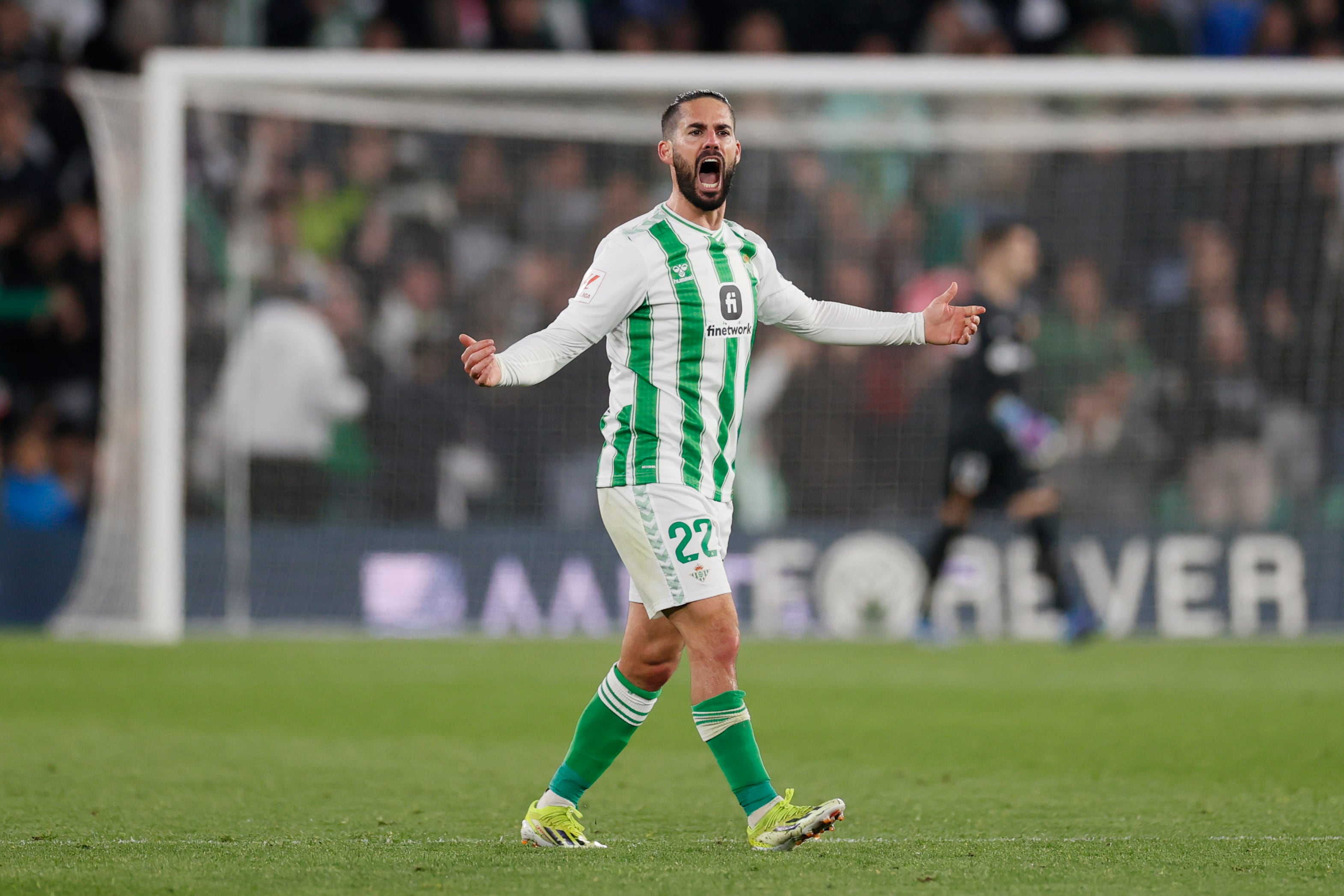 SEVILLA, 21/01/2024.- El centrocampista del Betis, Isco, celebra el segundo gol del equipo bético durante el encuentro correspondiente a la jornada 21 de la Liga EA Sports que Betis y FC Barcelona disputan este domingo en el estadio Benito Villamarín de Sevilla. EFE/ José Manuel Vidal.