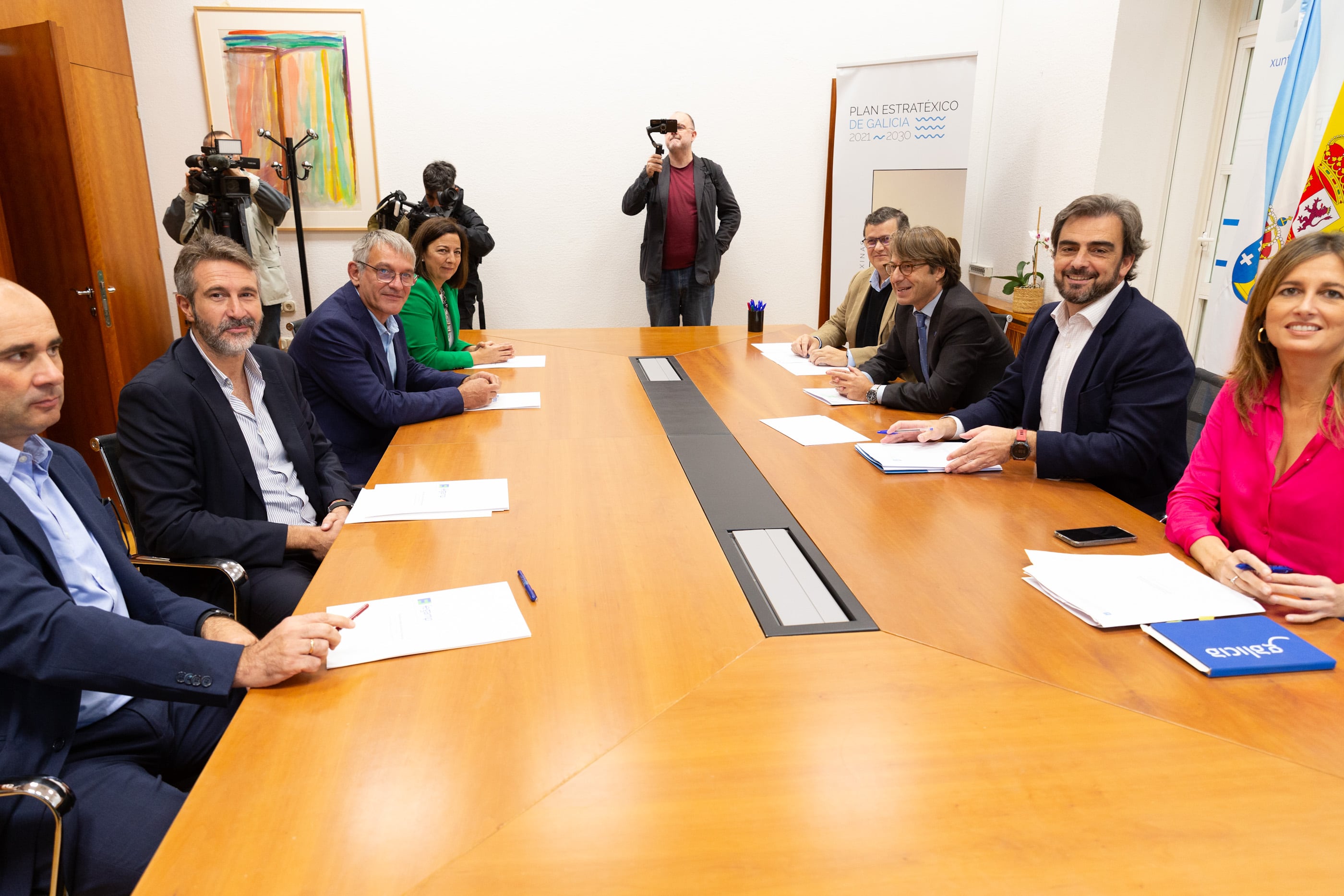 Alberto Varela, Diego Calvo y Miguel Corgos, entre otros, en una reunión entre representantes de la Fegamp y de la Xunta