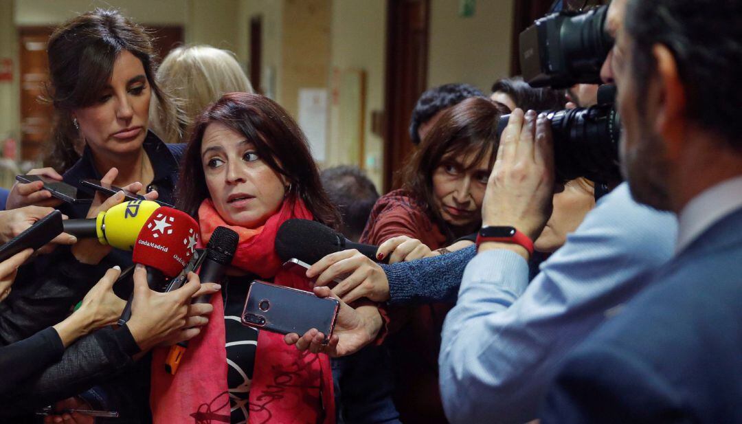 La diputada del PSOE, Adriana Lastra, atiende a los medios a su llegada a la reunión de la Diputación Permanente celebrada este miércoles en el Congreso.