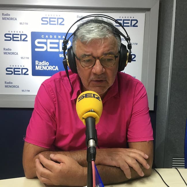 El seu comentari diari a la ràdio es diu "Dedicatòria"