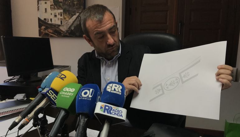 El concejal de obras de Ronda, Francisco Márquez, durante la presentación de los trabajos que se harán con los fondos del PFEA.