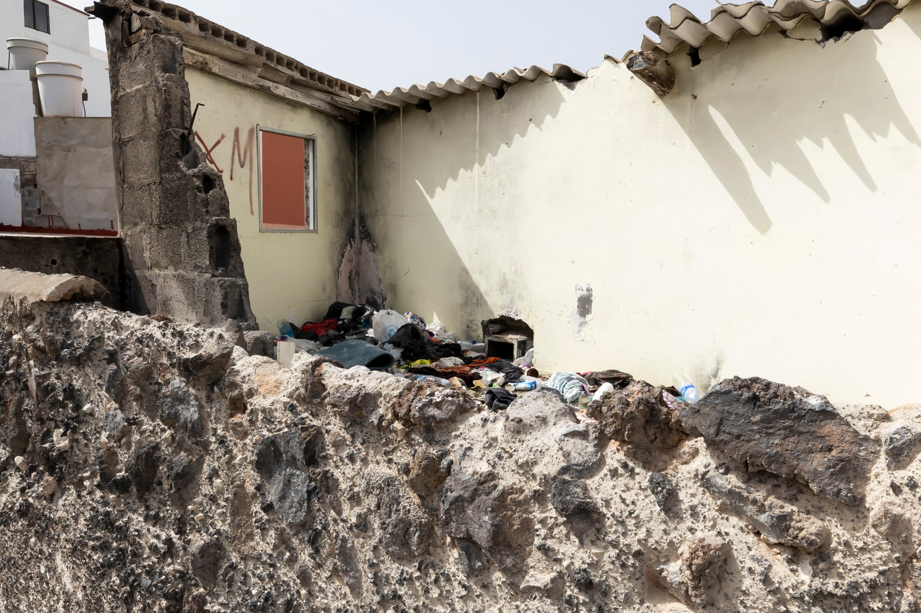La Policía Nacional en el inmueble donde sucedieron los hechos, en el barrio de La Isleta de Las Palmas de Gran Canaria