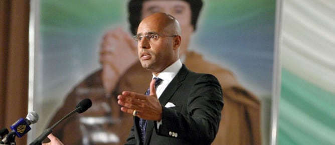 Fotografía de archivo del 24 de julio de 2008 que muestra a Seif El Islam, hijo del líder libio Muammar Gadafi, hablando en un evento el Trípoli (Libia)