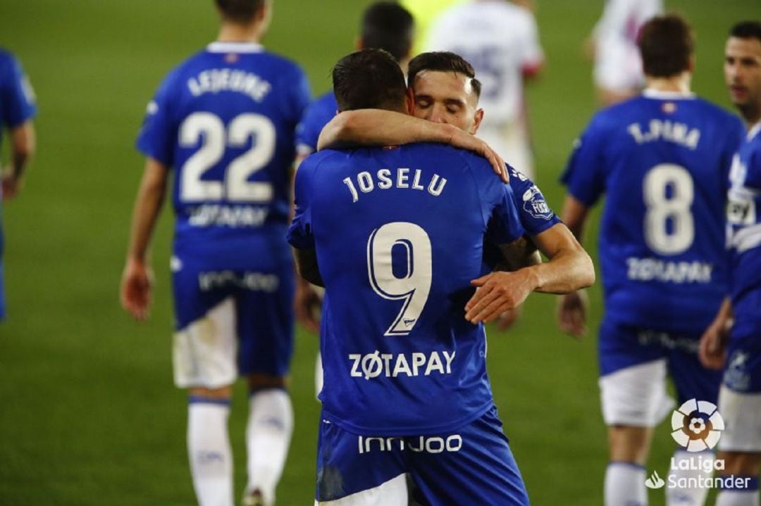 Lucas Pérez y Joselu se abrazan para celebrar el gol de la victoria contra el Valladolid.