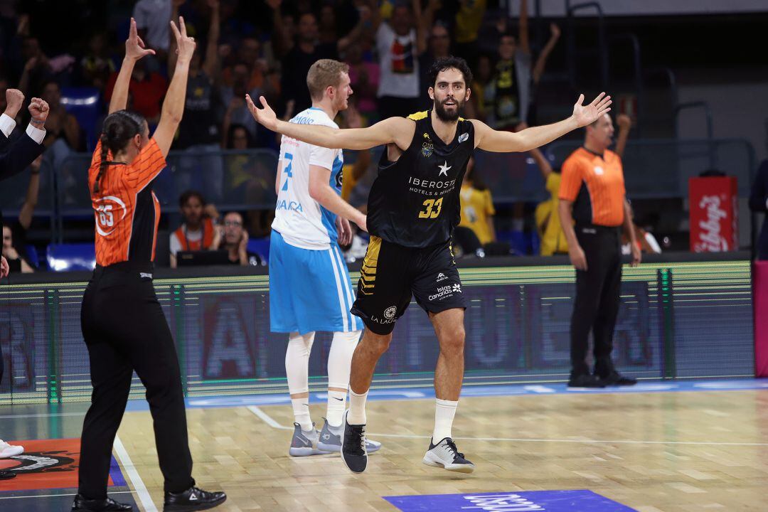 Beirán celebra un acierto más allá de la línea de tres puntos