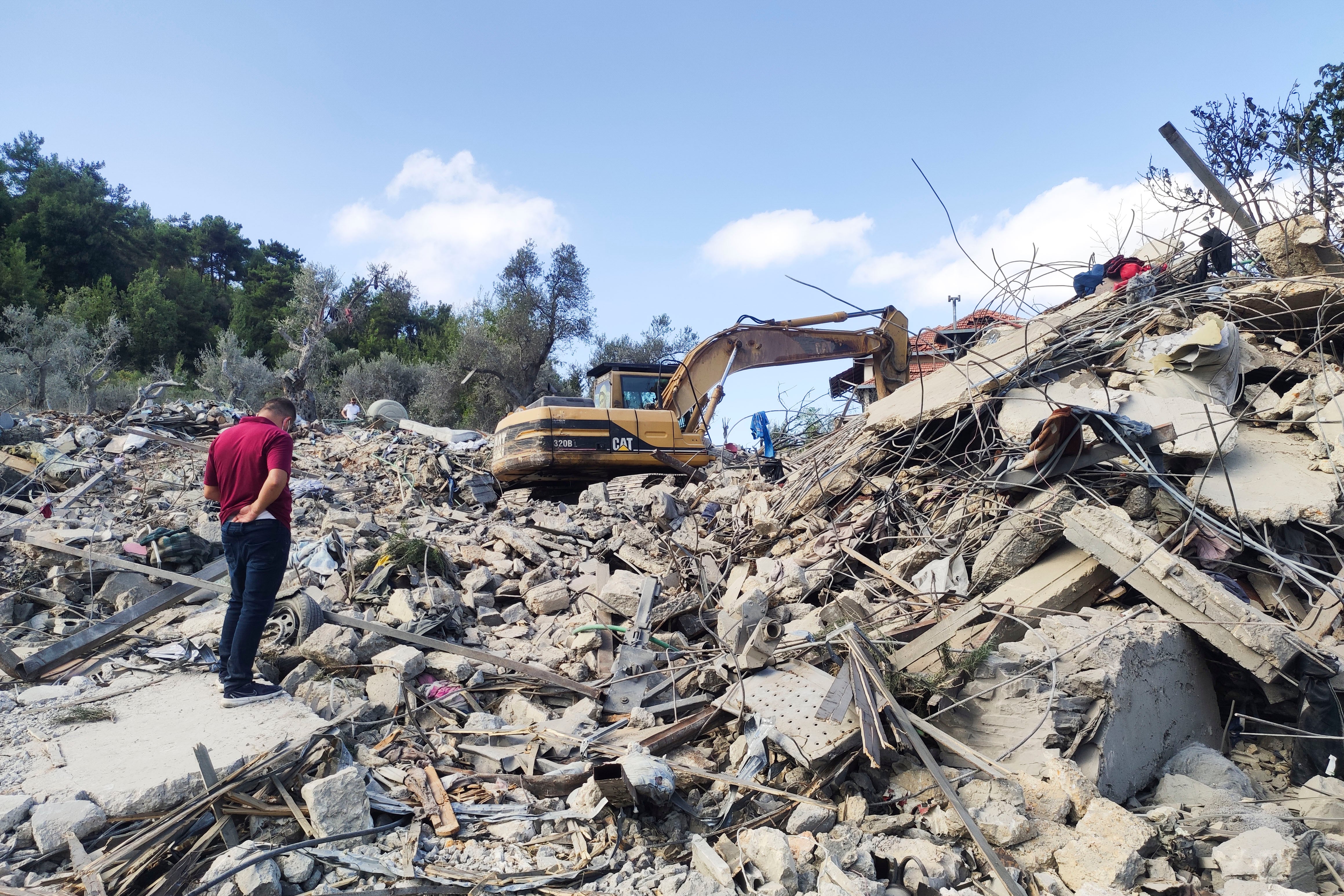 Vista del lugar del bombardeo israelí que el lunes dejó al menos 21 muertos en Aitou, en el norte del Líbano, donde este martes continúan las labores de desescombro y búsqueda de posibles desaparecidos