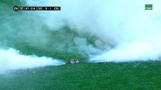 Captura de televisión del bote de gas lanzado en el campo del Villarreal
