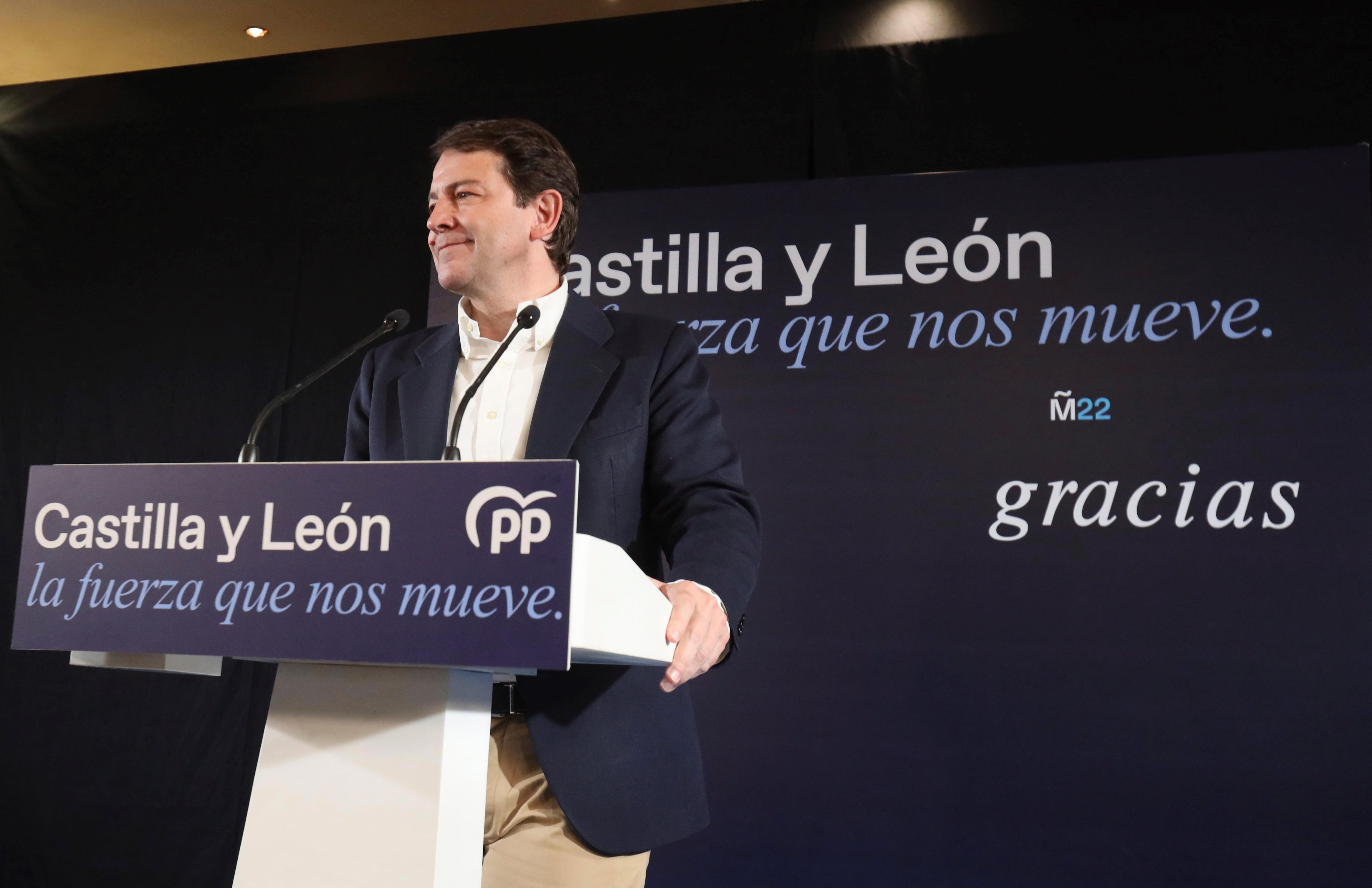 El presidente de la Junta de Castilla y León y candidato del PP a la reelección, Alfonso Fernández Mañueco, comparece ante los medios tras conocer los resultados electorales autonómicos, hoy domingo en Salamanca. El PP, con el escrutinio próximo al cien por cien, ha obtenido 31 escaños, dos más que en los comicios anteriores.