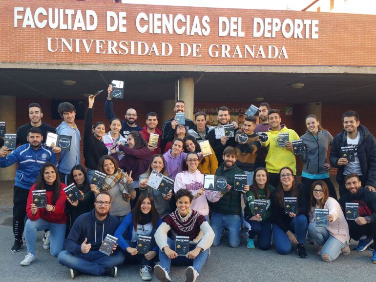 El profesor Isaac J. Pérez López (parte superior, tercero por la derecha) posa junto a varios estudiantes del Máster, que muestran la carátula del videojuego Mortal Virus: apocalypse